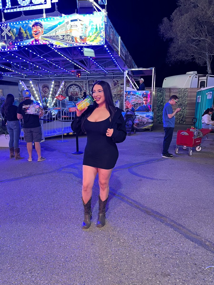 viridianaarias_'s tweet image. 🎢🎡🎠🤍 
#pimacountyfair #az #latina  #onlyfans #tucsonaz