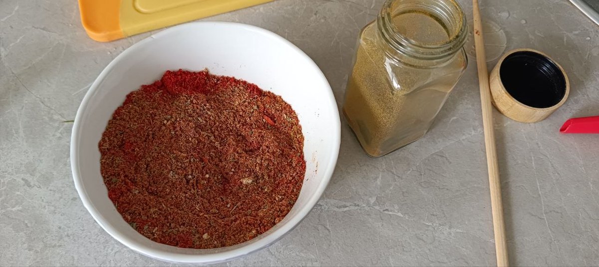AlisaXavierCD's tweet photo. Mixing spices to cook chicken for you🌚🌚🌚 https://t.co/RT6vcxoFdE