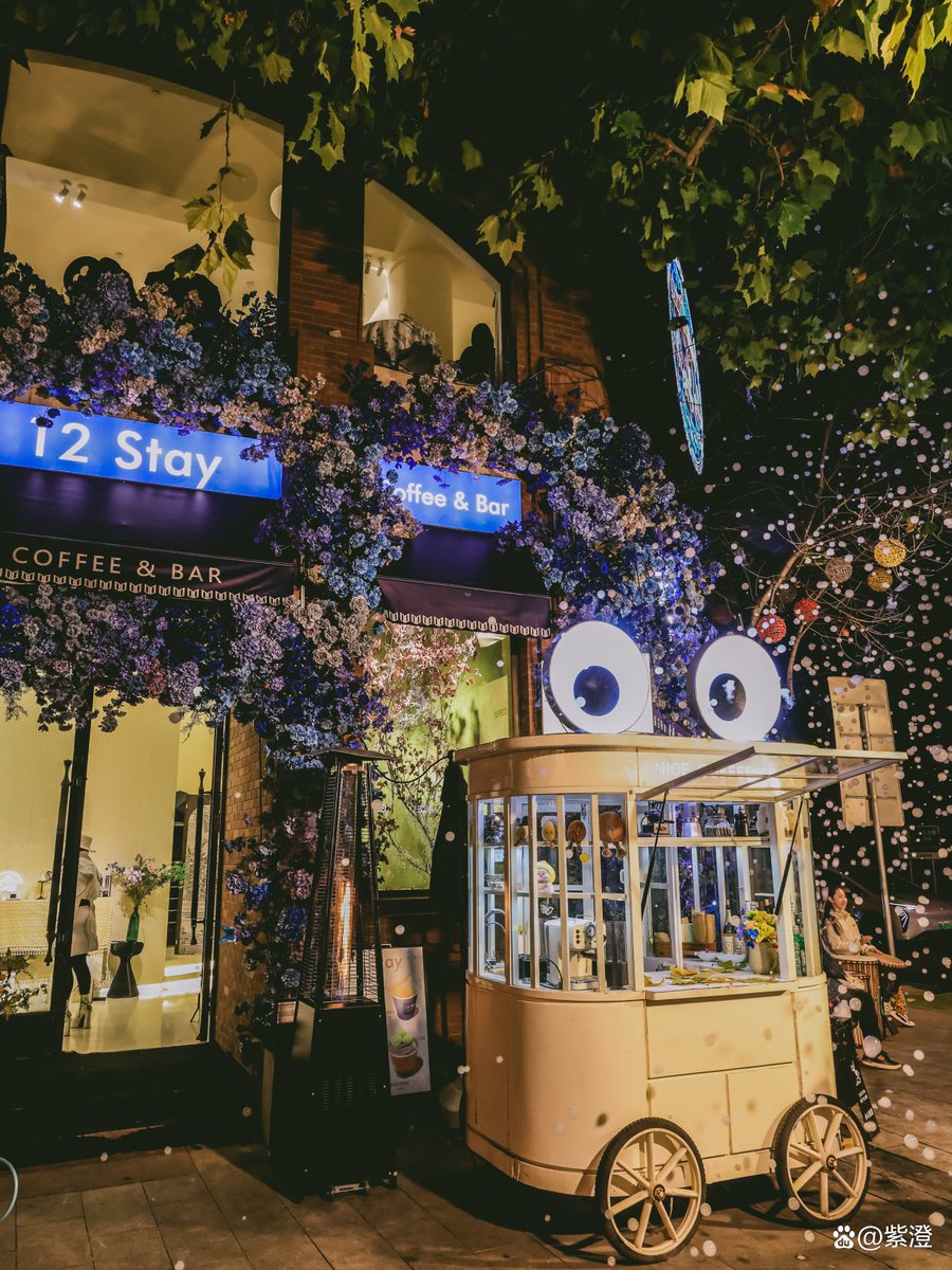 Pkdutta20's tweet image. Spotted a street artist turning a dull wall into magic  Who else stops to watch these hidden talents #StreetArt #UrbanMagic