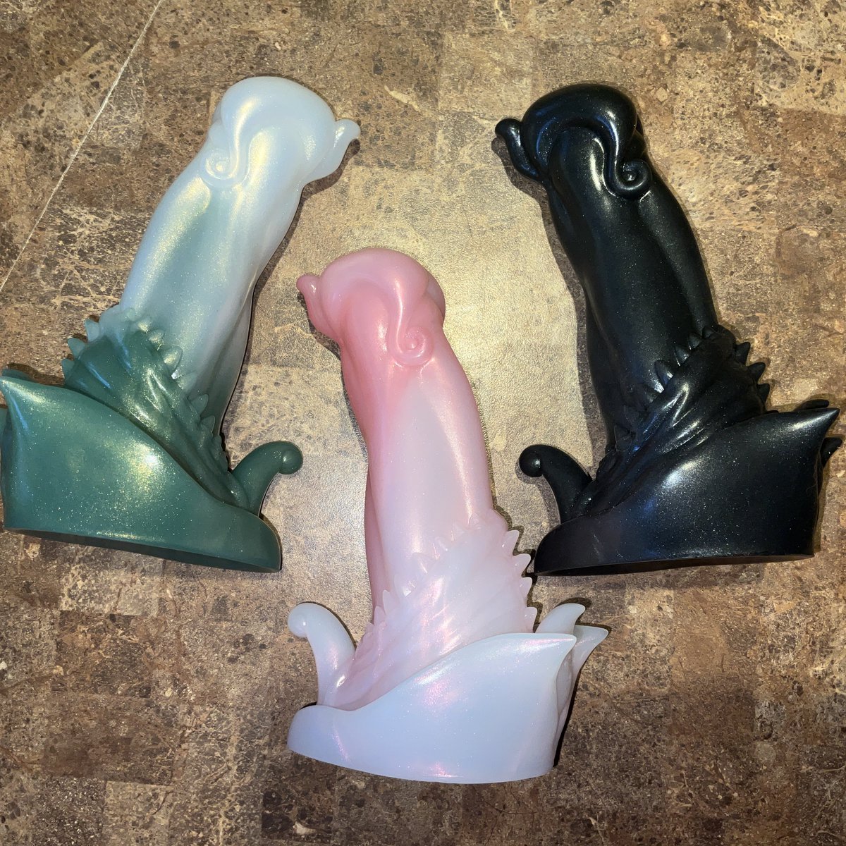 saint_countess_'s tweet photo. Had the pleasure of collaborating with @NothosaurToys to design Beelzebub 🖤🪰
It was a dream come true designing this toy and having it in all three new colors in my hands feels unreal! 

Thank you so much, Notho team for allowing me this opportunity! Ilysm https://t.co/jM8b0C6Tjz