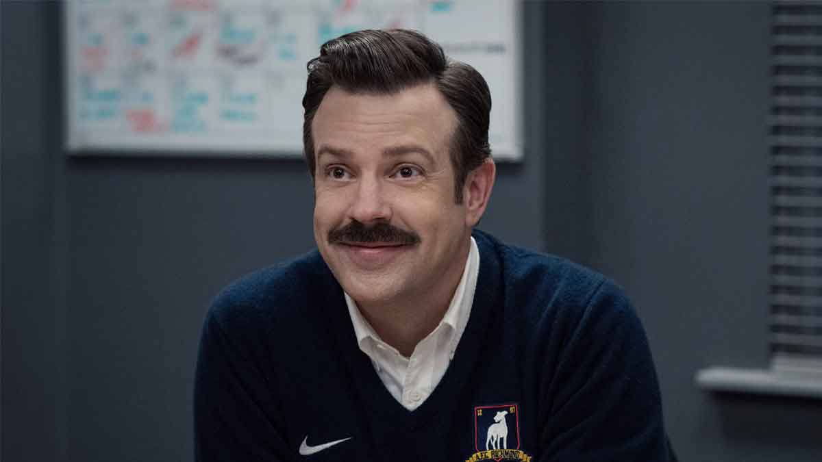Cinemascomics's tweet image. La serie Ted Lasso de Apple TV vuelve y cambia las reglas del juego. El primer tráiler confirma su regreso con un equipo femenino cmcs.es/pttd4 #TedLasso #AppleTVPlus #Series #TVSeries #Futbol #Streaming #JasonSudeikis #Series2026