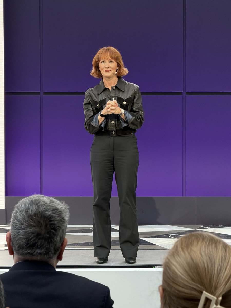 tcrawford's tweet image. Here we go. @awscloud CMO @julwhite takes the stage to kick off What’s Next With AWS. 

#CIO #AI #Cloud #WhatsNextWithAWS