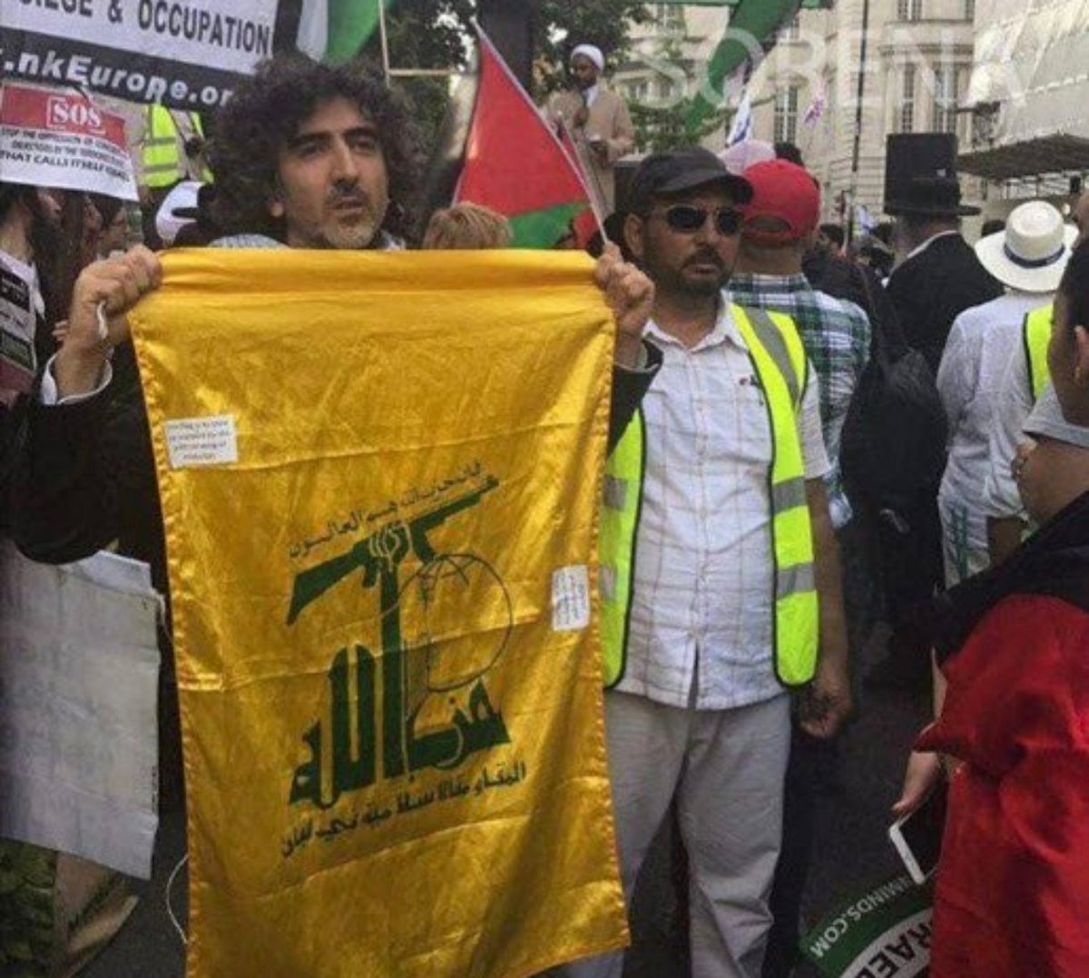 GideonRight's tweet photo. @LF0zouni وکیل برای چه کاری . جناب آقای یوسف عزیزی که در خطر اعدام نیست در ایران .
یک پست و مقام  خوب هم آنجا  میگیرد.
وضع مالی ایشونم که بسیار خوب هست این پول واسه چیه. https://t.co/4KvT2FuvCX