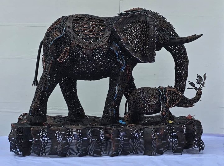 Vikky_Maine's tweet image. Strength isn’t just size; it’s what you choose to protect. A legacy piece crafted for the bold. Worldwide shipping available. DM to claim.@RobertDowneyJr @tylerperry @Beyonce #MetalArt  #ArtCollector