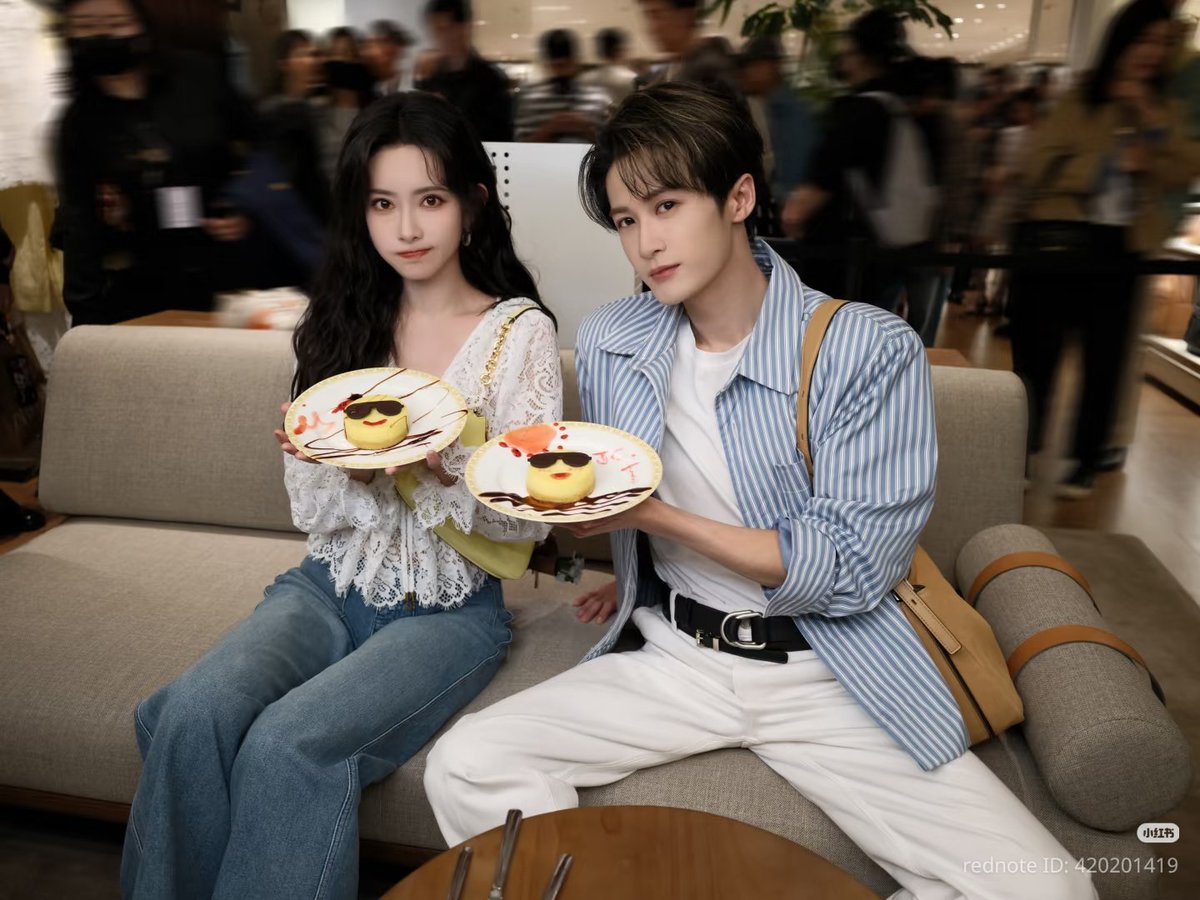4ffore's tweet image. found two little pumpkins on xhs, both posted the same photo..when will you two go back to hi6??

#TanJianci #MengZiyi
#MichaelKors
