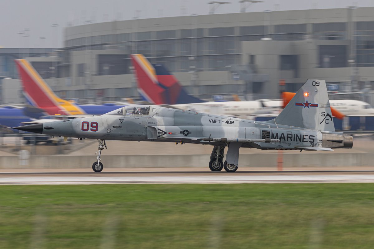 thatcococat's tweet photo. Finally caught some fast jet action around AUS! Two F-5s from VMFT-401 and 402 stopped through on their way to New Orleans as Reaper05 and 09
Very happy to have seen the 402 jet, didn't even know it was around as only the 401 jet pinged on ADSB when they flew in https://t.co/vHrzXxffJG