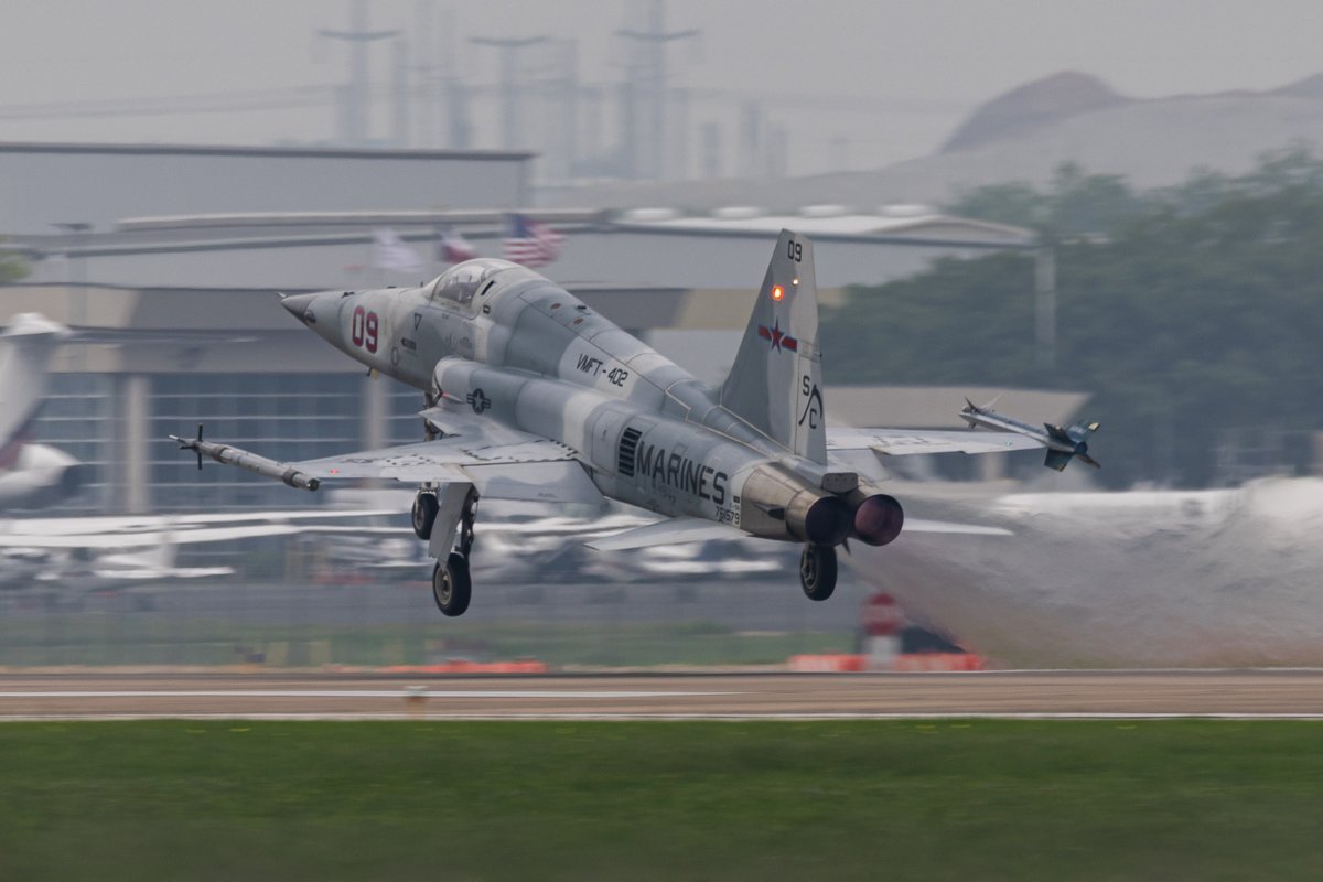 thatcococat's tweet photo. Finally caught some fast jet action around AUS! Two F-5s from VMFT-401 and 402 stopped through on their way to New Orleans as Reaper05 and 09
Very happy to have seen the 402 jet, didn't even know it was around as only the 401 jet pinged on ADSB when they flew in https://t.co/vHrzXxffJG