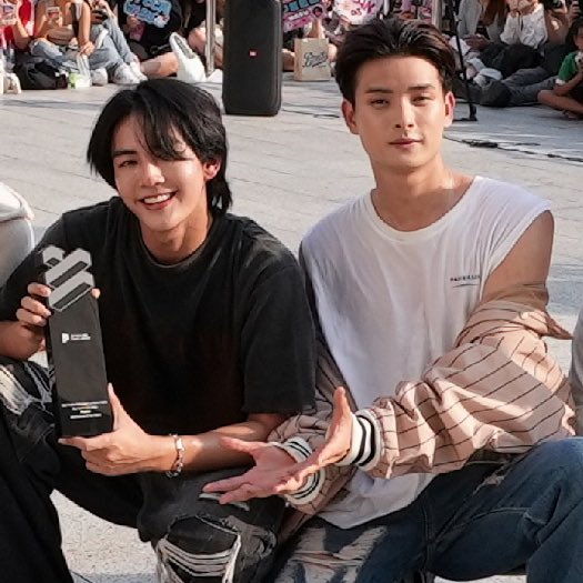 ฮมบ๊วย - slow tweet media