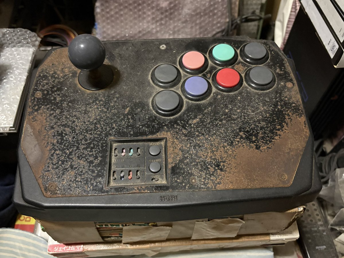 昨年、沙羅曼蛇/ライフフォースやってた時も家練で使ってたPS1用のやつ
30年ものだけど普通に使えるよｗ

 #愛用アケコン晒すとゲーマーがフォローやrtをしてくれるらしい