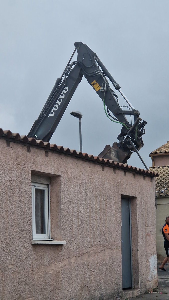 MDelafosse's tweet photo. La lutte contre le narco trafic est un enjeu majeur pour la sécurité de tous, sous l’impulsion de la Préfète de l’Herault avec le soutien des forces de police nous avons procédé à la démolition d’habitat illégaux, servant de repère à des activités illicites, dans le quartier des Marelles.
