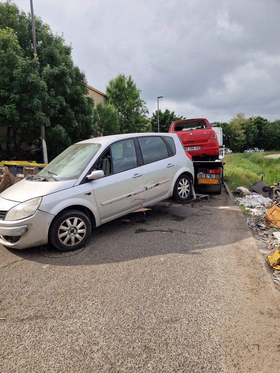 MDelafosse's tweet photo. La lutte contre le narco trafic est un enjeu majeur pour la sécurité de tous, sous l’impulsion de la Préfète de l’Herault avec le soutien des forces de police nous avons procédé à la démolition d’habitat illégaux, servant de repère à des activités illicites, dans le quartier des Marelles.