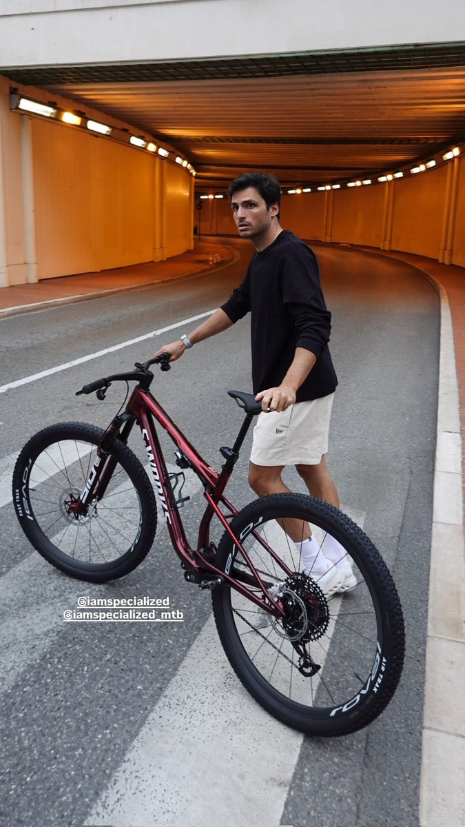 of course he drops these insane pics to show off his new bike