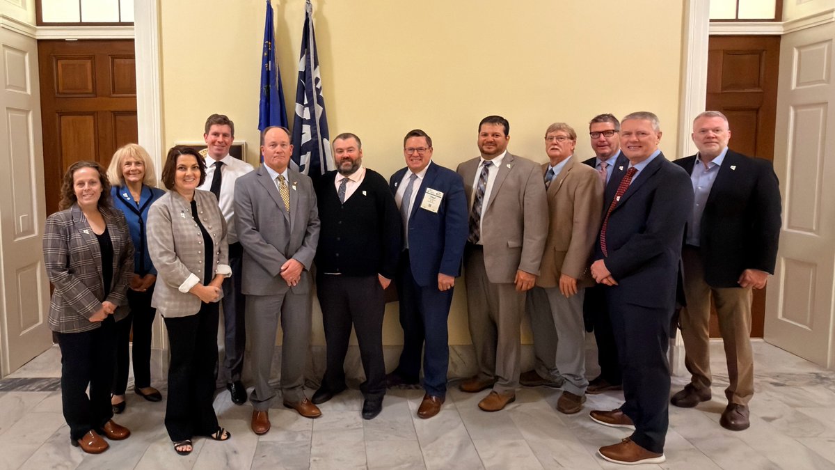NVRuralElectric's tweet photo. Missed seeing our friend &amp; longtime rural NV advocate Rep. @MarkAmodeiNV2 - His retirement will truly be a loss for the entire State. Enjoyed catching up w/Ken in his office. Thank you Congressman for your steadfast leadership &amp; years of public service #HomeMeansNV

#NREAinDC https://t.co/8FHOYc77Nh