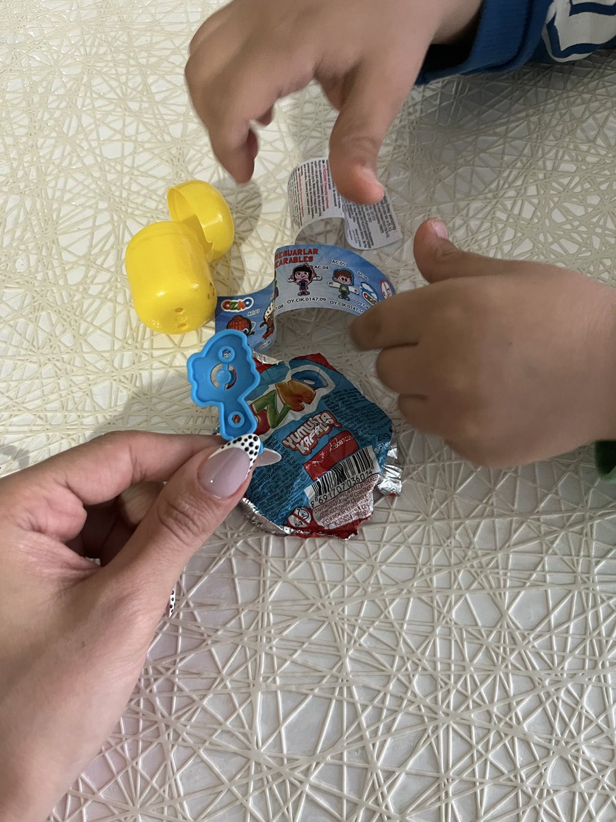 bussraa_b's tweet photo. Sevgili @SolenKurumsal 2 seferdir aldığımız Ozmo sürpriz yumurtadan oyuncak parçaları eksik çıkıyor.3 yaşındaki oğlum çok üzülüyor. Lütfen paketlere biraz daha özenli şekilde oyuncakları koyabilir misiniz 🥺🙏 https://t.co/e4gOySwpTO