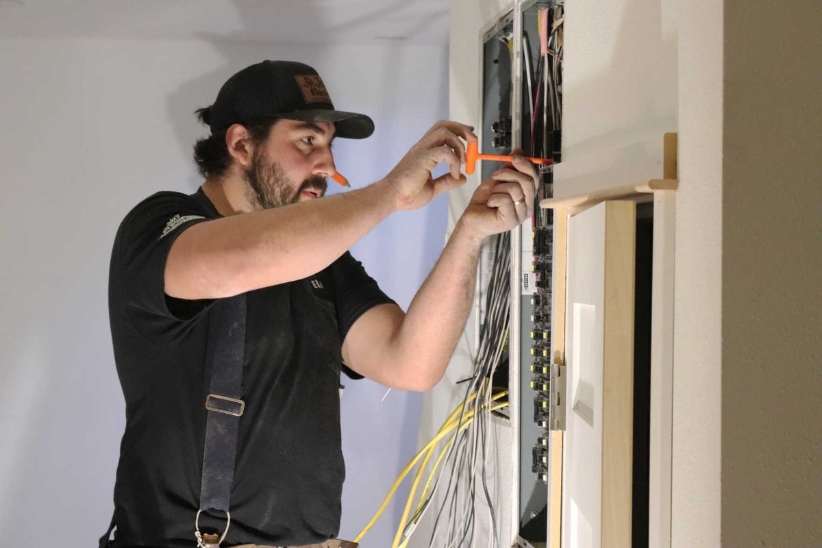 JohnsEducation's tweet image. Does your home have electrical needs that you have been putting off? Our electricians are here to add outlets, fix wiring, and update electrical components. Check this work off your to-do list with our experts. 
#JohnsElectric #PNW #JWP