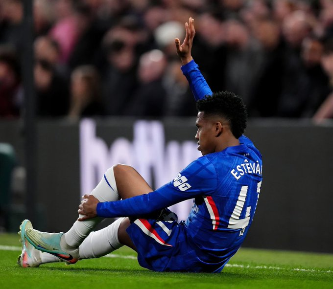 إستيفاو يتمسك بحلم كأس العالم! إستيفاو لاعب تشيلسي لا يزال يأمل في اللحاق ببطولة كأس العالم رغم الإصابة، مع تفاؤل داخل محيطه بقرب عودته. مصدر مقرب من اللاعب: "نأمل أن تكون فترة تعافيه سريعة الوقت ضيق، لكن الإصابة ليست معقدة.". المصدر: جاك روسر 