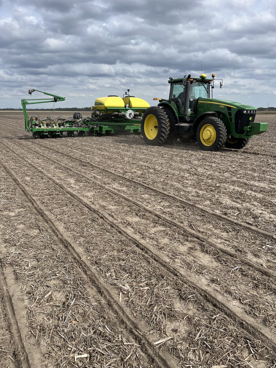 BurrusSeed's tweet photo. 🙌Nothing like the last pass of planting.

Rahe Farms wrapped up the season ahead of yesterday's rains. Now it’s up to weather and emergence.

#PlantingSeason #Ag 📍Morgan Co., IL https://t.co/ibRXzHeCRr