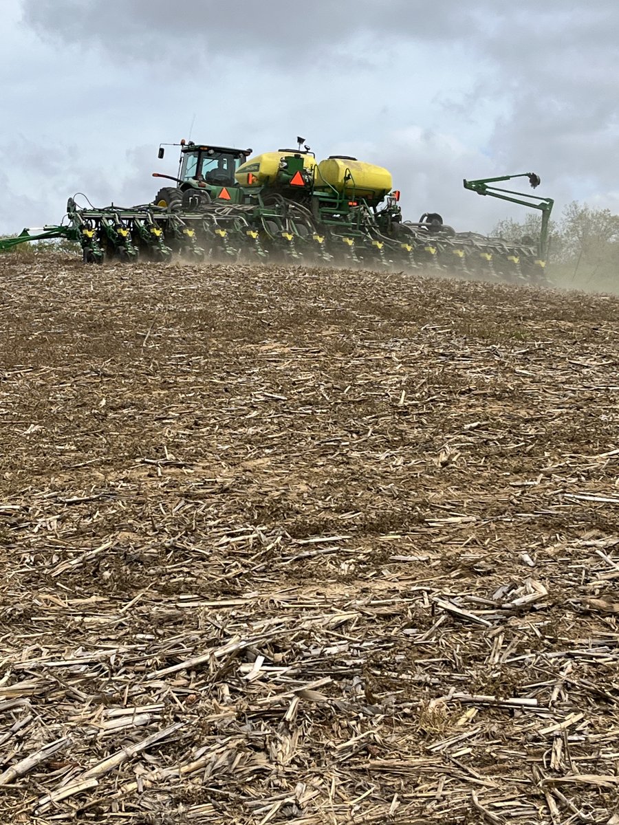 BurrusSeed's tweet photo. 🙌Nothing like the last pass of planting.

Rahe Farms wrapped up the season ahead of yesterday's rains. Now it’s up to weather and emergence.

#PlantingSeason #Ag 📍Morgan Co., IL https://t.co/ibRXzHeCRr