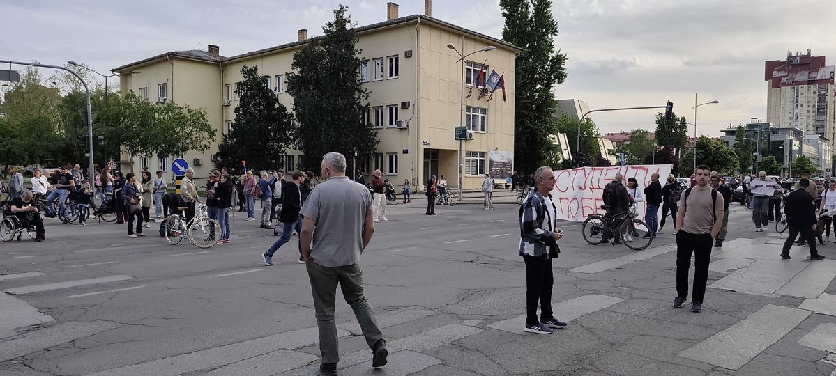 Zakleo se bumbar tweet media