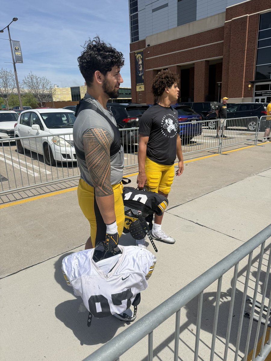 EEpenesa's tweet photo. Itโs crazy these two @Masonlwoods19 & Iose Epenesa had been running around together in @HawkeyeFootball building ๐ since childhood & now both played there 1st Iowa Spring Game Sat๐๐ค๐จ Go Hawkโs๐ฆ
#Family4Ever #UsosforLife https://t.co/5rSgRF5uCb