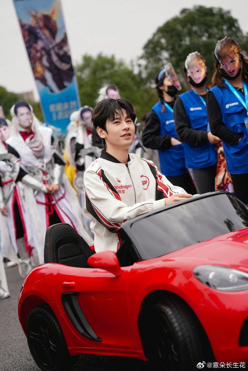 tionghoua's tweet image. reminiscing about this parade where he drove that cute little red car

#NoFear #北京JDG无畏 #HonorofKings