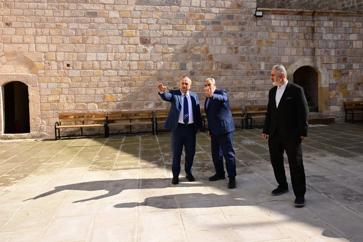 nevsehirvalilik's tweet photo. Valimiz Sayın @ValiFidan, Vakıflar Genel Müdürlüğü tarafından restorasyonu tamamlanan Damat İbrahim Paşa Külliyesi’nde incelemelerde bulundu.

Valiliğimiz himayesinde Gençlik ve Spor İl Müdürlüğü tarafından faaliyet gösterecek olan ve tefrişatı Türk Kızılay Nevşehir İl Merkezi tarafından temin edilen Gençlik Merkezi ile aynı binada hizmet veren Türk Kızılay Aşevi’ni ziyaret eden Valimiz Ali Fidan, Türk Kızılay Nevşehir Şube Başkanı Ercan Civelek’ten yürütülen çalışmalara ilişkin bilgi aldı.

Tarihi dokusu korunarak yeniden işlev kazandırılan külliyenin, hem gençlere hem de ihtiyaç sahiplerine hizmet verecek şekilde değerlendirilmesinden duyduğu memnuniyeti ifade eden Vali Fidan, emeği geçen tüm kurum ve kuruluşlara teşekkür etti.

📍Damat İbrahim Paşa Külliyesi