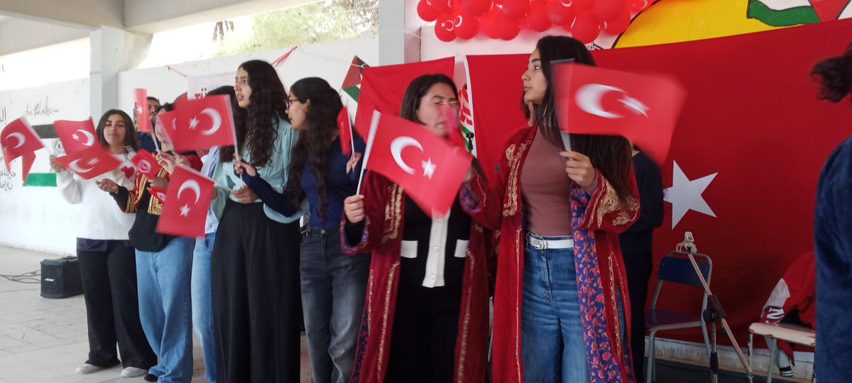 TunusEM's tweet photo. Tunus'ta Türkiye rüzgarı hız kesmeden devam ediyor. Monastır Habib Bourgiba Lisesinde Türkçe ve Türk Kültürü Öğretmeni Cengiz Baştuğ'un öncülüğünde Türk Günü Programı gerçekleştirildi. 
Programın gerçekleştirilmesine vesile olan Türkçe Öğretmeni Cengiz Baştuğ'a teşekkür ederiz. https://t.co/14L75Plqtt
