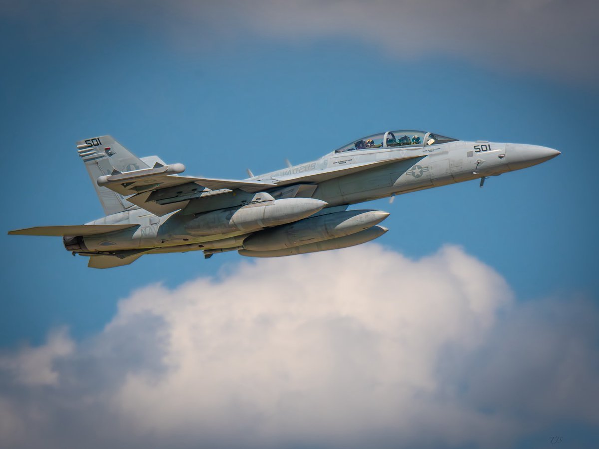 LoneStarCreativ's tweet photo. F18 looking clean! #aviation #f18 #avgeek https://t.co/fP6vGgoX6Y