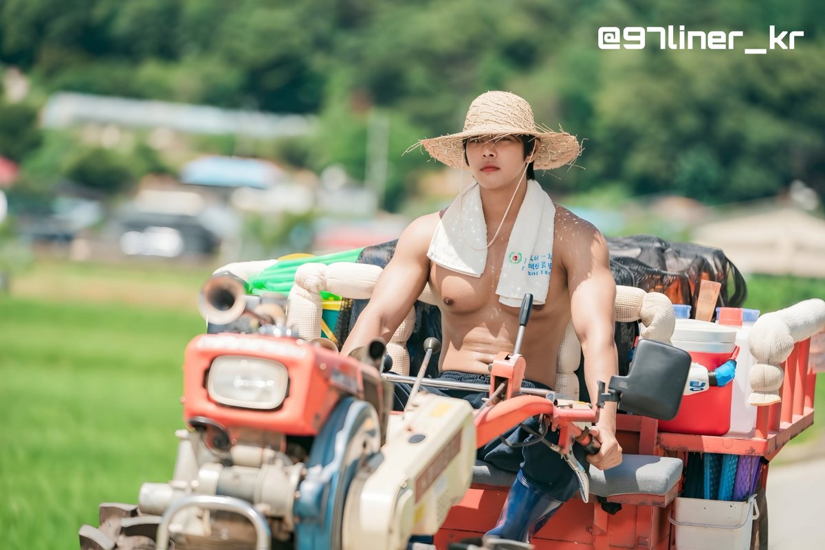 Janetakins13's tweet image. Looking this good on a tractor should be a crime 
#kdrama #SoldOutOnYou