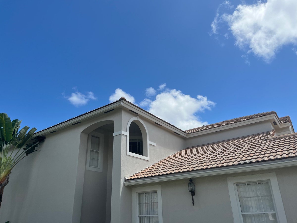 SeaBreezeRoof's tweet image. Pre-hurricane prep tip for Greenacres: Keep gutters and downspouts clear so water can drain away from fascia and soffits. If you need leak detection, request a quote.

#SeaBreezeRoofing #PalmBeachCounty #RoofingContractor #Greenacres #RoofLeak