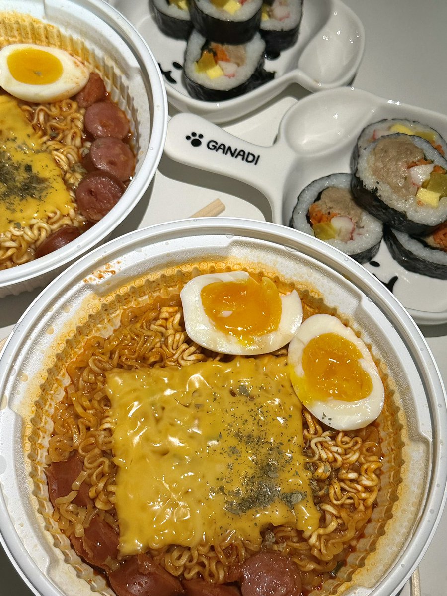 입닫고먹기 tweet media