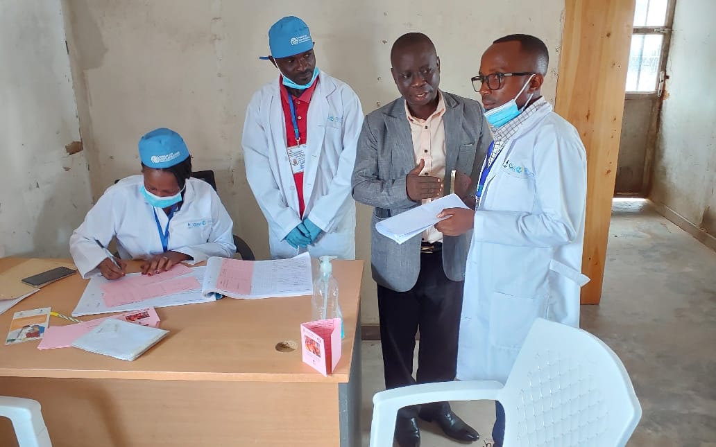 IOMBurundi's tweet image. Hier, @gavi_fr, l’OIM, l'OMS &amp;amp; UNICEF ont effectué une visite conjointe au Point d’Entrée de Gatumba pour observer les activités de #vaccination du PEV, avec l’appui des partenaires, afin de protéger les populations mobiles &amp;amp; prévenir les risques de transmission transfrontalière.