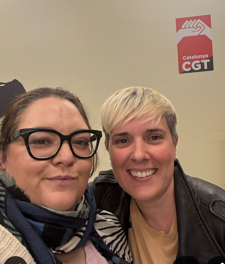 GomezAnna27076's tweet photo. 🔥 🎙️ Avui he gravat un podcast amb l’Anna de @CGTCatalunya i l’Eli, maquinista de Rodalies.Crec que ha quedat clar, el que molts no volen que diguem en veu alta: el caos de Rodalies és part de la lluita de classes‼️
Usuaris, maquinistes i personal ferroviari anem tots al mateix tren, un tren degradat per anys de desinversió i menyspreu.❌
El dia que ens empoderem i descobrim que som molts més del que ens fan creure, s’espantaran de la força que tenim.
Organització, solidaritat i lluita. ✊ @CGT @dignitatavies