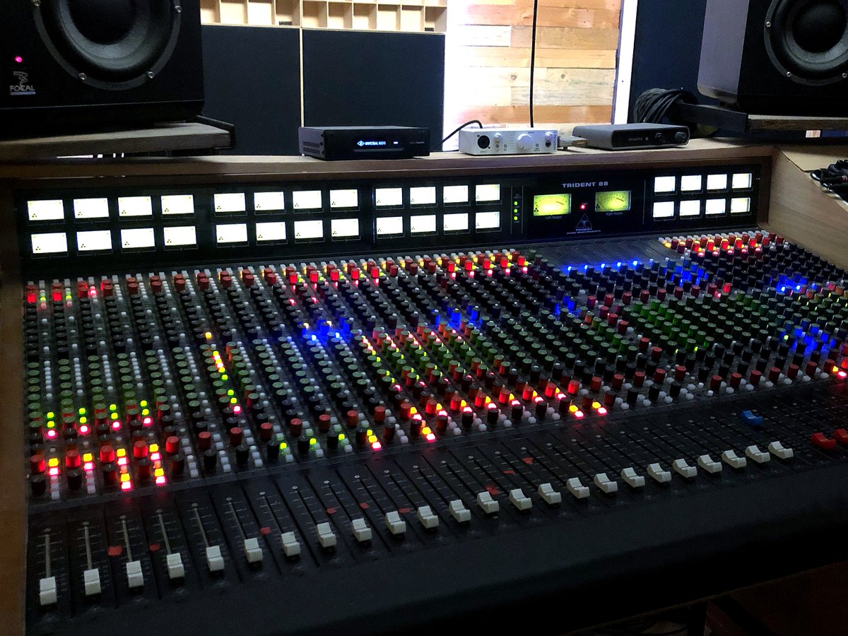 Trident_Audio's tweet photo. A 32 channel 88 with VUs at work in its natural habitat is always a beautiful sight to behold 🎛️ 🎚️ 🤩 https://t.co/jkslc70QoB