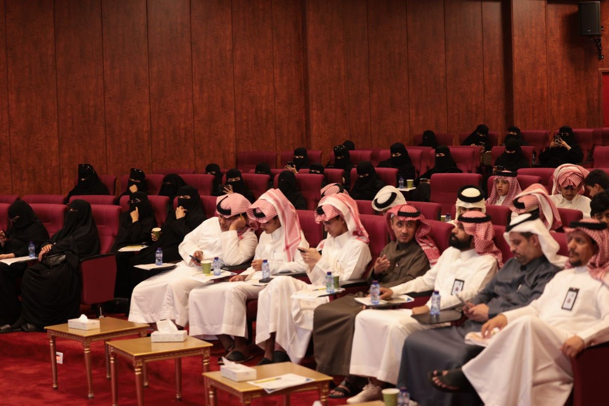 #صور :
دورة (ريادة الأعمال - التسويق الإلكتروني)
التي نفذتها #بلدية_أحد_رفيدة 
بالشراكة مع #بنك_التنمية_الاجتماعية
على مسرح البلدية بهدف تعزيز ثقافة العمل الحر وتنمية المهارات وتمكين رواد الأعمال ودعم المشاريع الناشئة وتعزيز فرص النجاح للمشاريع الريادية.