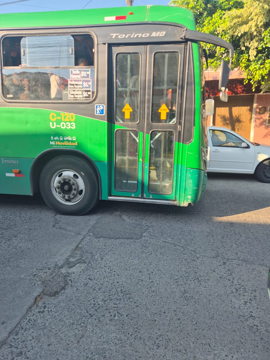 AcJardCoun1ra's tweet photo. De nuevo una unidad fuera de su ruta, circulando por la calle Cordobanes en Jardines del Country. 

Pedimos urgente atención al tema que es una constante. @TransporteJal

Tenemos desde el 2024 con esta problemática y no hemos visto atención real.

C120
U-033 
08:14 hrs. https://t.co/3gDILRZ9MR