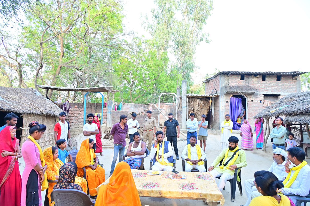 सुहेलदेव भारतीय समाज पार्टी के राष्ट्रीय मुख्य प्रवक्ता अरुण राजभर जी ने ग्राम बाकरकोल, विधानसभा अतरौलिया, जनपद आजमगढ़ में श्री राजेश राजभर जी के पूज्य पिता जी के निधन पर उनके आवास पहुंचकर शोक संवेदना व्यक्त की।

इस दुःखद अवसर पर शोकाकुल परिजनों से भेंट कर उन्हें ढांढस बंधाया तथा