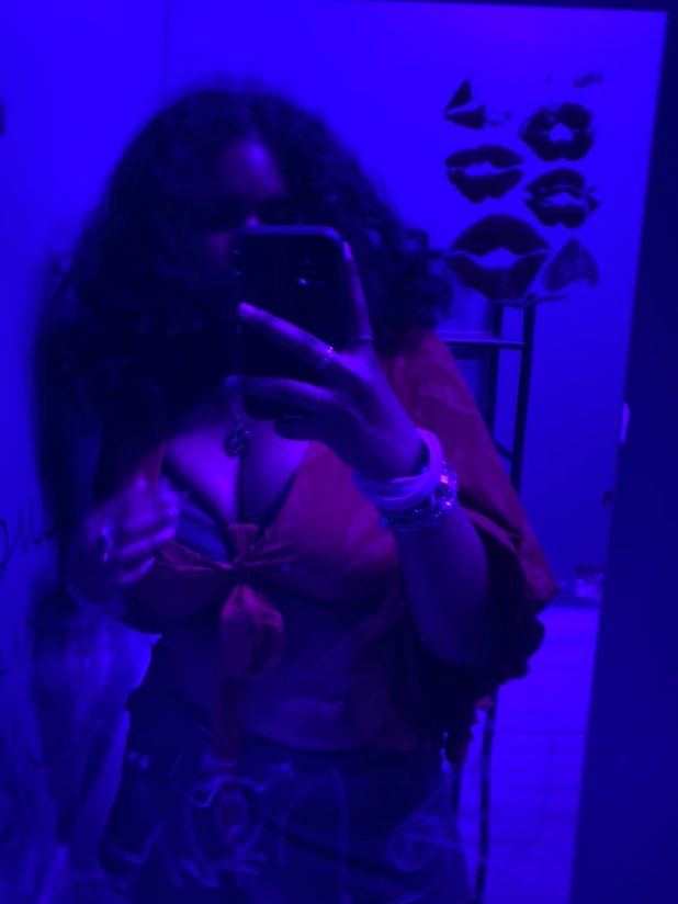 venusivyparker's tweet photo. me at the lesbian bar #freethetitties #jcups https://t.co/f2SC56VPEJ