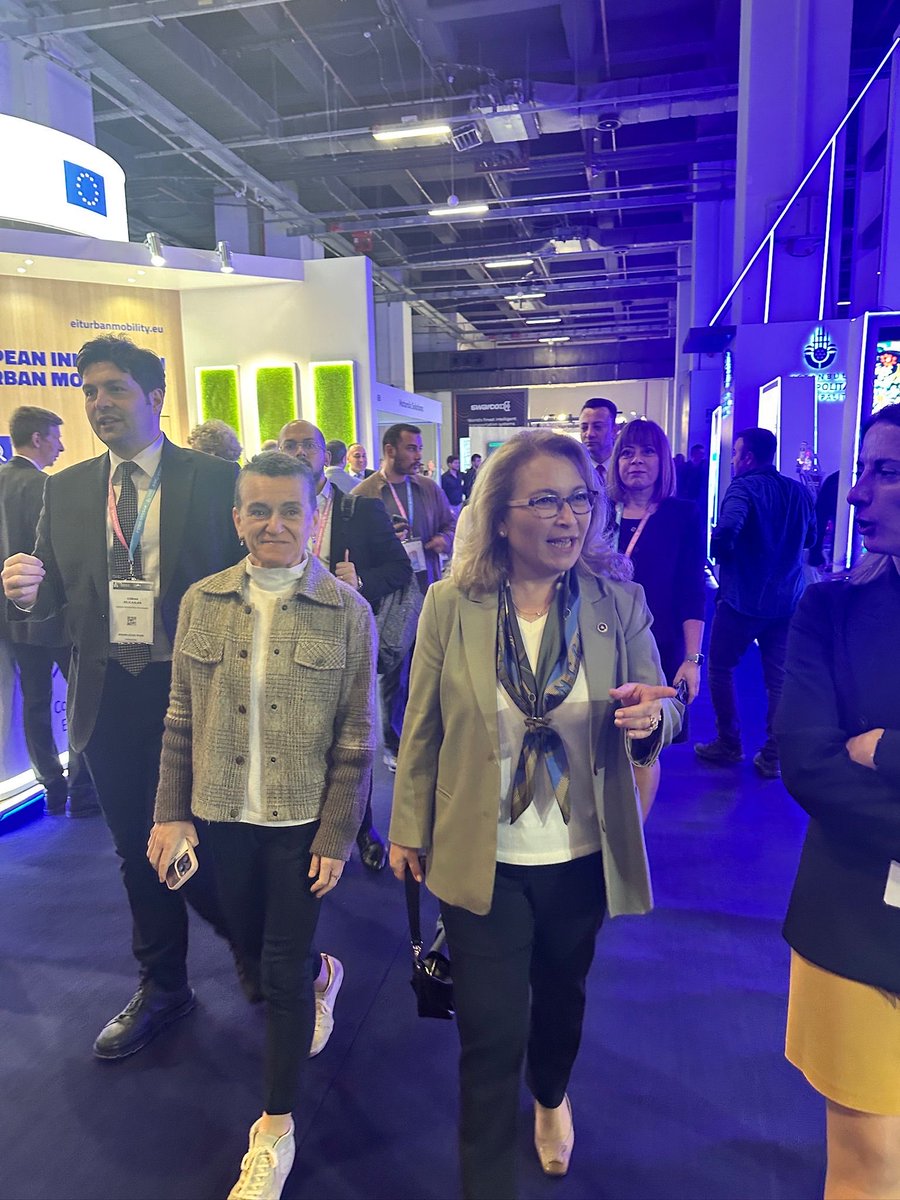 asyanikomeroglu's tweet image. 17. ITS Avrupa Kongresi kapsamında gerçekleştirilen fuarda farklı kurum ve şirketlerin çözümlerini yerinde inceleme fırsatı bulduk; İETT ve İstanbul Büyükşehir Belediyesi stantlarını da ziyaret ettik.

#ITS #AUS #ITSEurope #AkıllıUlaşım
@herkesicinCHP @eczozgurozel @CAOIletisim1