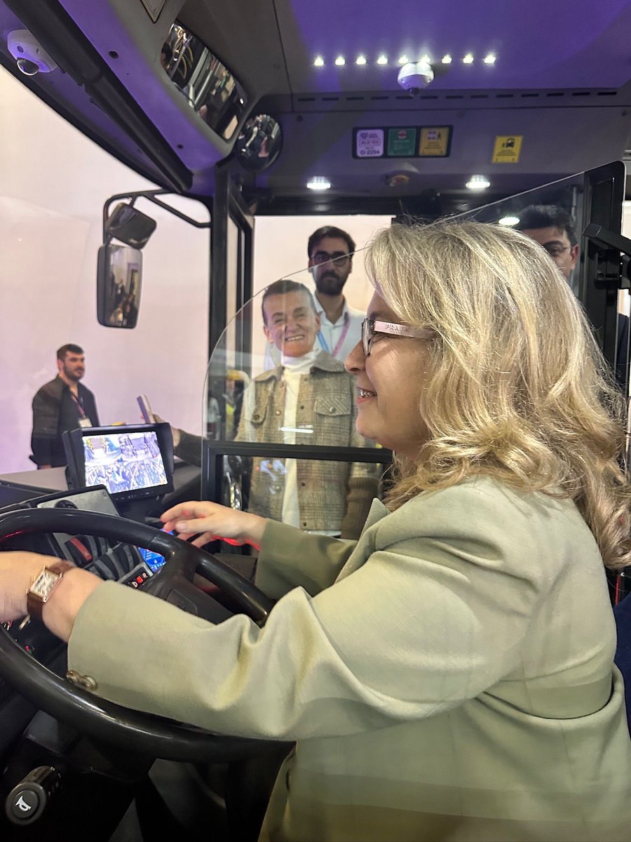 asyanikomeroglu's tweet image. 17. ITS Avrupa Kongresi kapsamında gerçekleştirilen fuarda farklı kurum ve şirketlerin çözümlerini yerinde inceleme fırsatı bulduk; İETT ve İstanbul Büyükşehir Belediyesi stantlarını da ziyaret ettik.

#ITS #AUS #ITSEurope #AkıllıUlaşım
@herkesicinCHP @eczozgurozel @CAOIletisim1