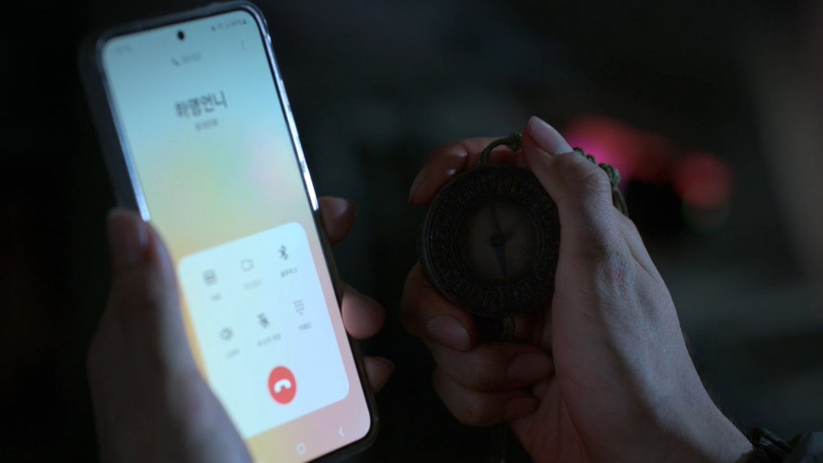 건우가 진짜 똑똑하고 판단력이 좋은 듯
1. 나리가 찍은 영상 계속 돌려보더니 나리가 자기랑 똑같은 걸 봤고 그래서 나리도 소원 빌었구나 바로 유추하고
2. 자기 쪽으로 오라는 햇살과 전화 끊으라는 세아 둘 중 누가 귀신인지 보려고 귀신 있으면 반응하는 나침반 갖다대서 확인함