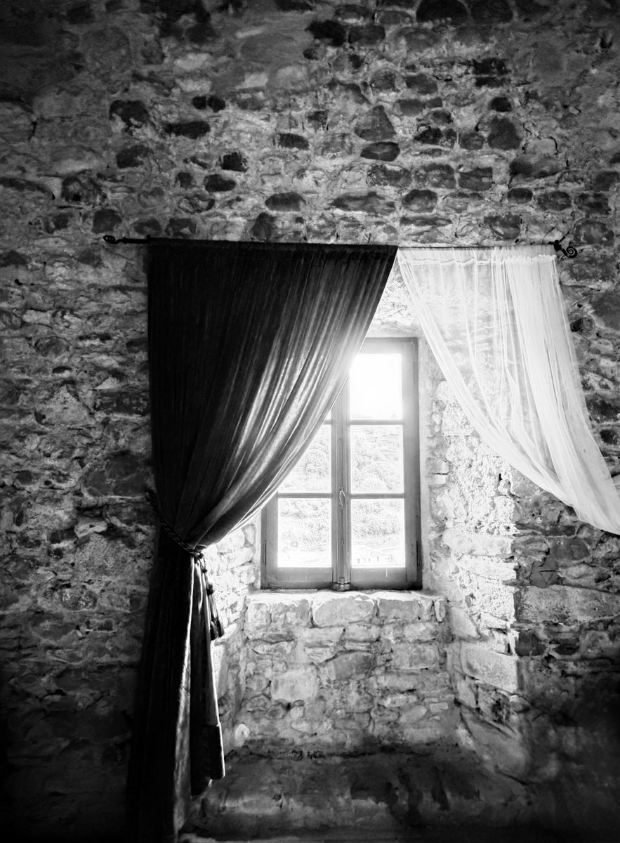 Alonein43672278's tweet image. #photography #blackandwhite #window #curtains #wall #stones