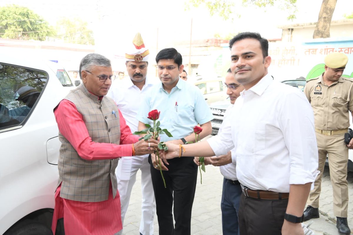 संभल ! बहजोई पहुँचे प्रभारी मंत्री धर्मपाल प्रजापति डीएम डॉ राजेंद्र पेंसिया औऱ एसपी kk बिश्नोई ने किया स्वागत !

#sambhalnews #SPSambhal #dmsambhal #highlight #UttarPradesh #BreakingNews #diosambhal