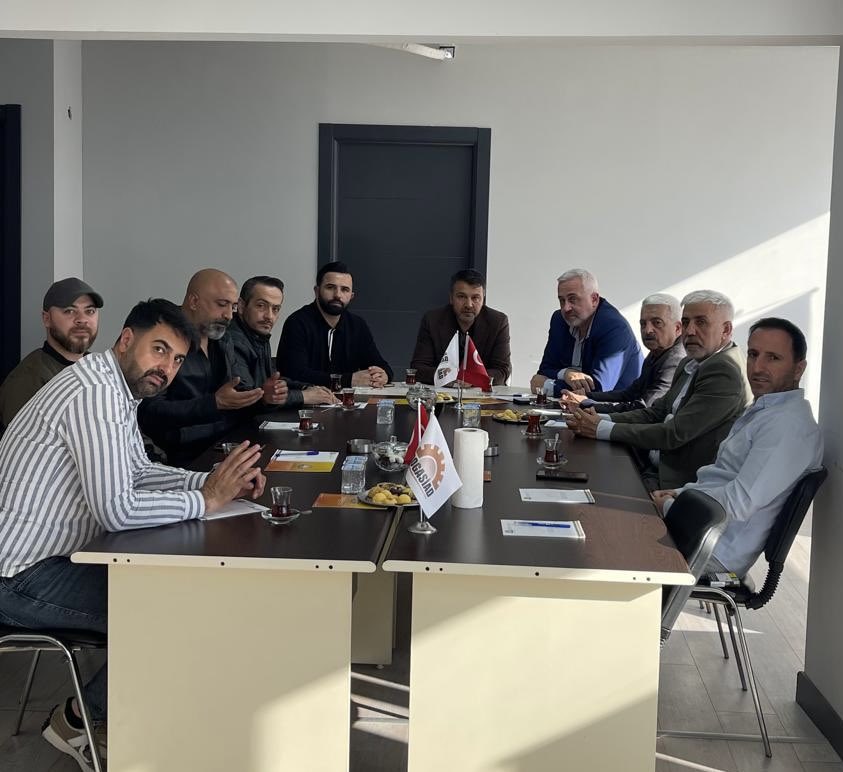 Mimarhasankeles's tweet photo. Çekmeköy DOGASİAD(Dogu ve Güneydoğulu İş Adamları) Derneğini ziyaret ettik. İlçemizin sorunları ile alakalı fikir alışverişinde bulunduk. Dernek bşk. Sn. Cengiz ÖZKAYA ve yön. başarılar diler misafirperverlikleri için teşekkür ederiz.@alibabacan @A_HakanAgaoglu https://t.co/RaRMrmhzH8