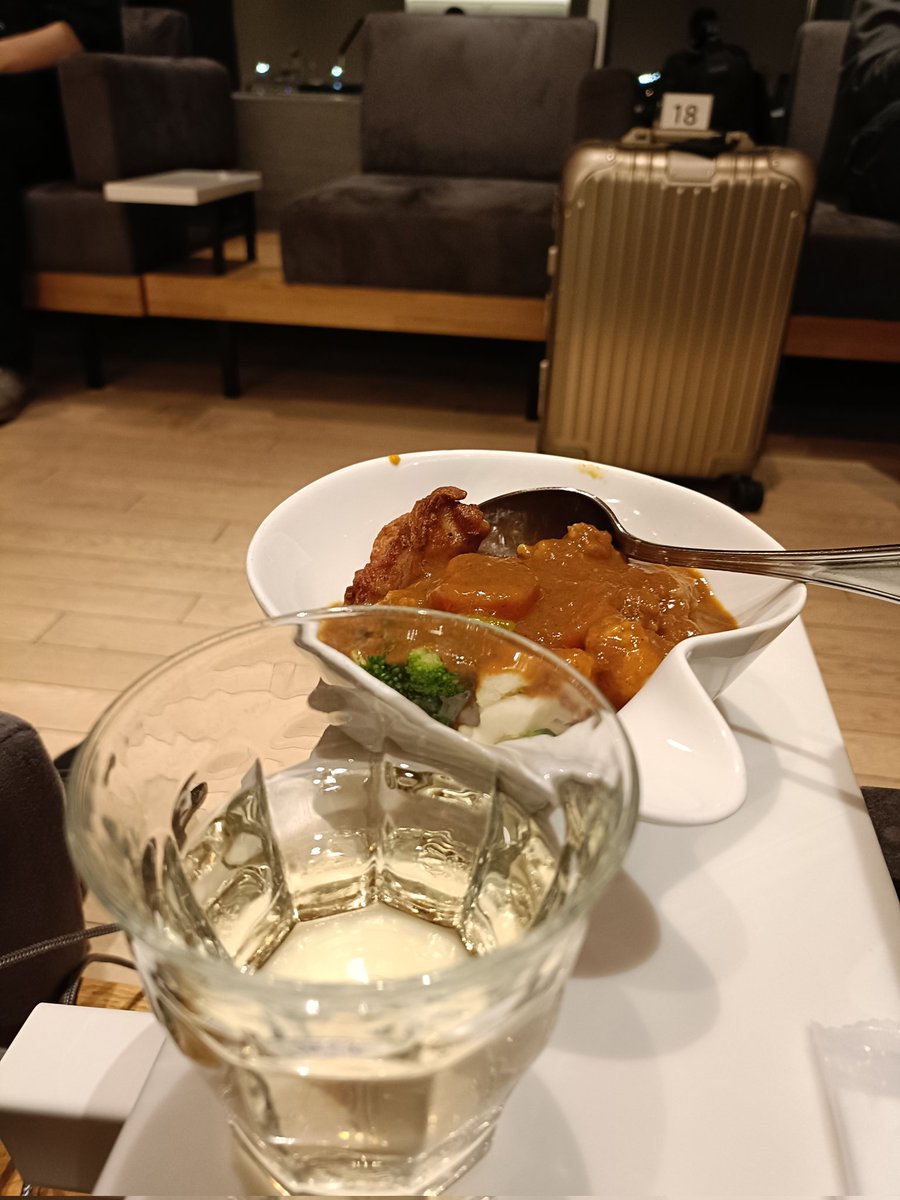 ken1usugi's tweet photo. カンボジア一人旅0日目その2。
初めて羽田空港第二ターミナルからの国際線フライト、そして初めて軽食&amp;アルコール付きのラウンジを利用できた。深夜便の前にお酒飲んで過ごせるのは有り難い！ https://t.co/RcAa3HPvA6