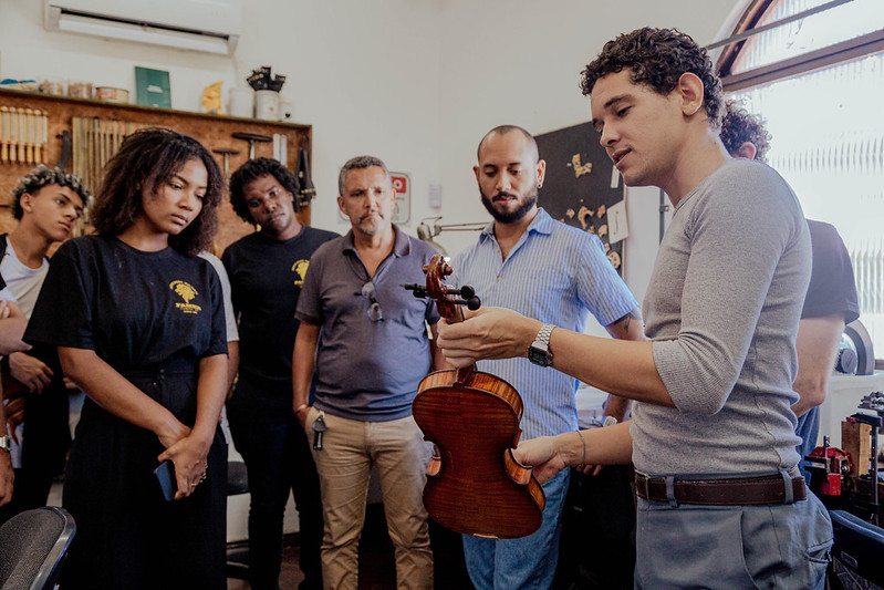 pnudfr's tweet photo. À Salvador au 🇧🇷, @NEOJIBA forme des jeunes à l’art de réparer des instruments : la lutherie 🎺🎷.

Grâce à des ateliers et des mentorats, ils acquièrent des compétences et la confiance nécessaires pour en faire un métier : https://t.co/65u1eYf0ve https://t.co/Yo8cMeXUDO