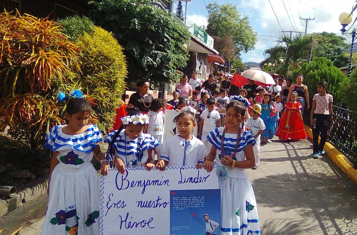 cparlamentonic's tweet photo. Estudiantes del Municipio de San Dionisio, rinden homenaje al Héroe Internacionalista Benjamín Linder. https://t.co/ACOc7LefqE