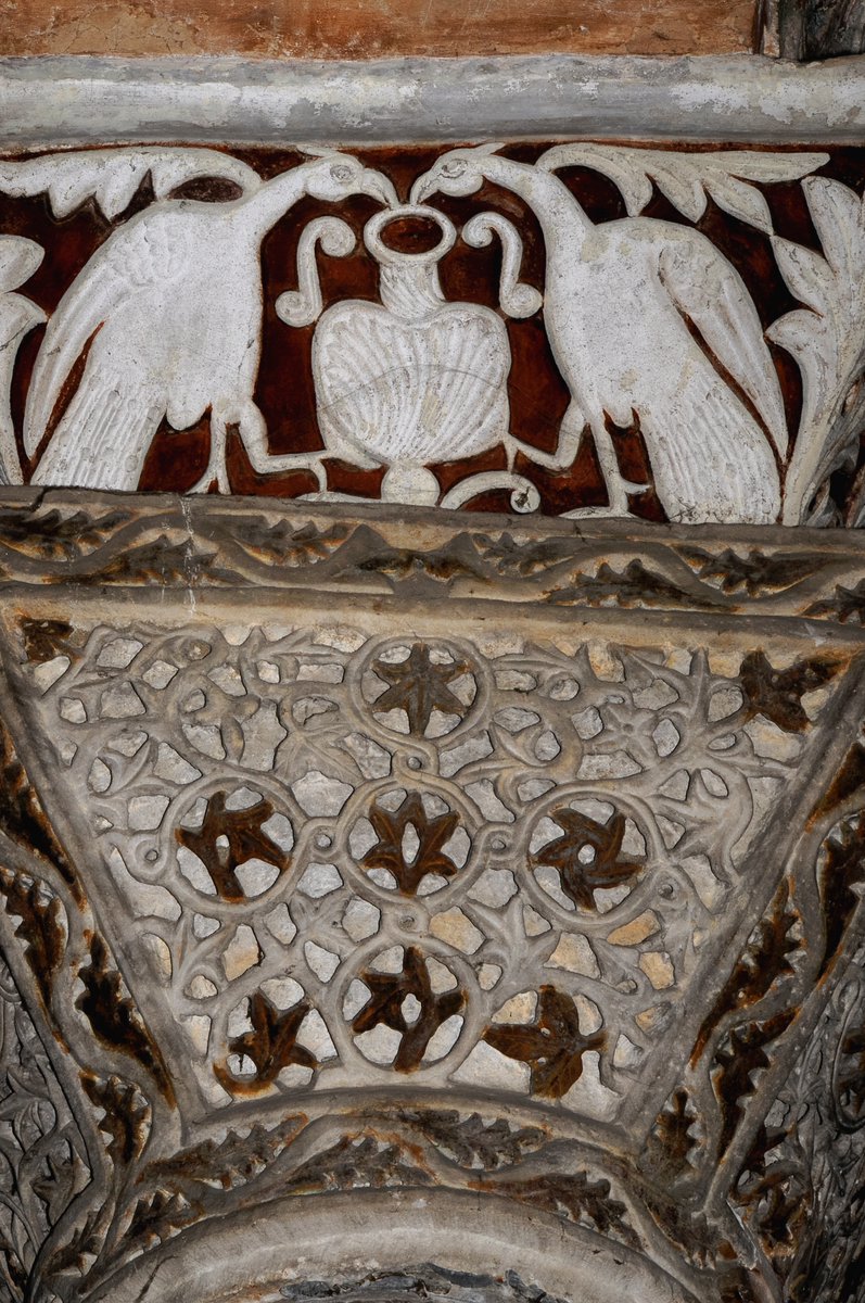 TerenceKerr5's tweet image. #Peacocks #Ravenna

Pair of peacocks drinking, Christian symbol of immortality. Sculpted on capital in presbytery of the 6th century Byzantine Basilica di San Vitale at Ravenna, Emilia-Romagna, Italy.