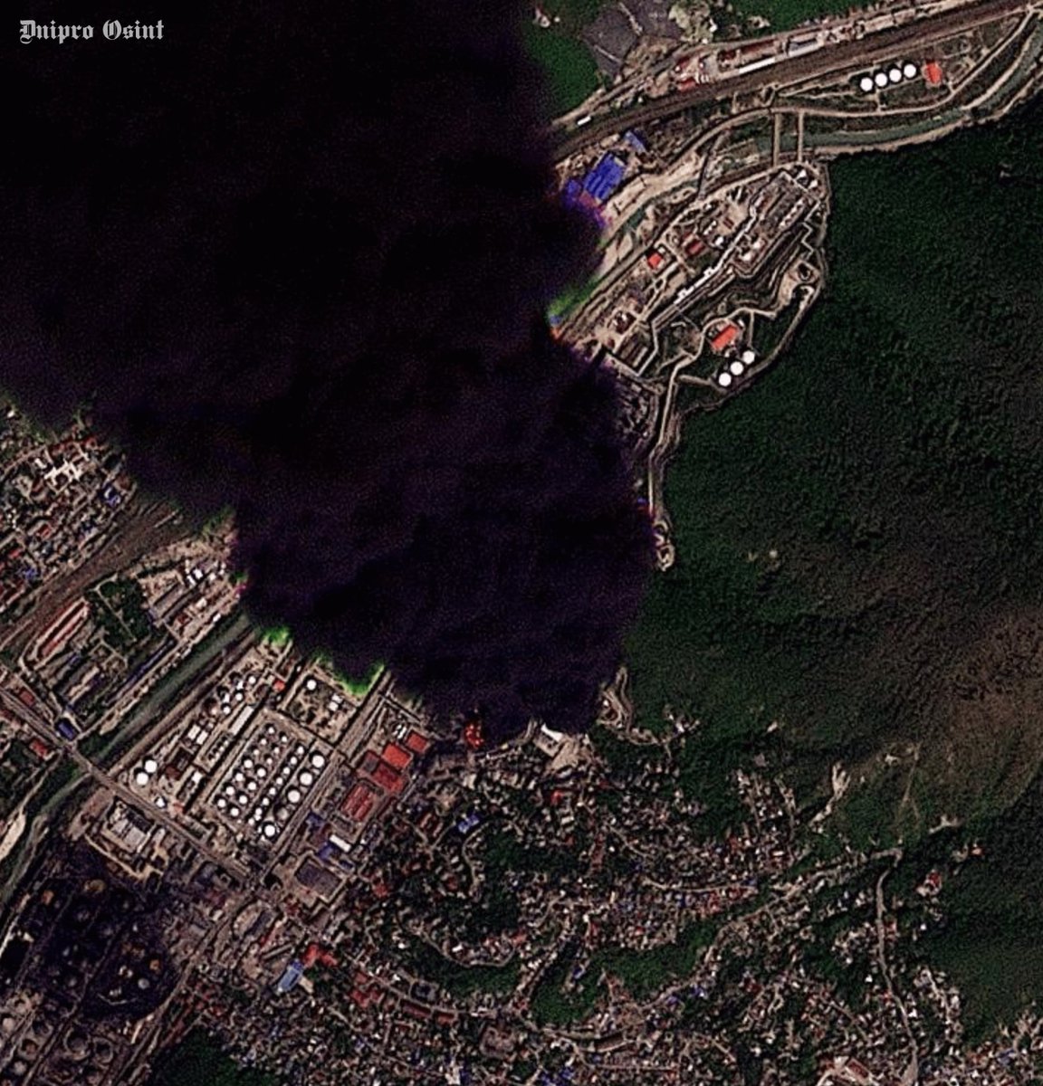 NOELreports's tweet image. Satellite footage from Tuapse shows large ongoing fire(s). #Russia
