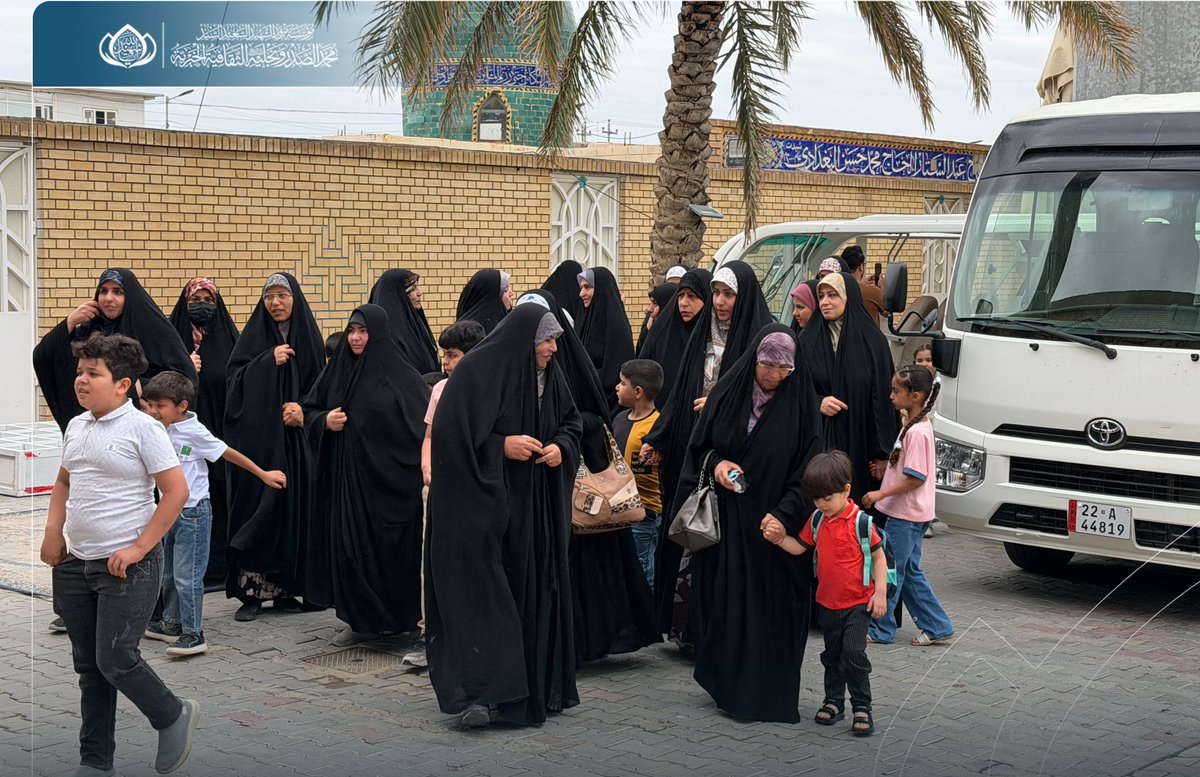 m_alsadr's tweet photo. رعاية إنسانية واهتمام خاص … مرقد الشهيد الصدر ونجليه (قدست أسرارهم) يستقبل أطفال مركز السعادة للتوحد

في إطار الاهتمام بشريحة ذوي الاحتياجات الخاصة، استقبل مرقد الشهيد السعيد السيد محمد الصدر ونجليه (قدست أسرارهم) وفداً من مركز السعادة للتوحد التابع لدائرة ذوي الاحتياجات الخاصة في النجف الأشرف، في زيارة إنسانية حملت أبعاداً تربوية وروحية .

وتكفّلت إدارة مؤسسة المرقد بنقل الأطفال ومرافقيهم ذهاباً وإياباً، في خطوة تعكس حرصها على تيسير سبل الزيارة لهذه الشريحة العزيزة. كما نُظّمت جولة ميدانية للوفد داخل أروقة المرقد الطاهر، اطّلع خلالها الزائرون على معالمه الروحية والثقافية، وسط أجواء من الألفة والاهتمام .

وتؤكد مؤسسة المرقد من خلال هذه المبادرات التزامها المتواصل بدعم ورعاية ذوي الاحتياجات الخاصة، وتعزيز حضورهم في الفعاليات الدينية والاجتماعية، بما يسهم في دمجهم بالمجتمع وإشعارهم بقيمتهم ومكانتهم .
الحسابات الرسمية لمؤسسة المرقد الطاهر: https://t.co/Y8Tb36aCE4